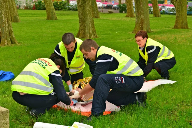 Simulation Multiple Patient (SMP) Les ambulanciers de l’Est en exercice 15 Simulation Multiple Patient (SMP) Les ambulanciers de l’Est en exercice Simulation Multiples Patients BFM Tem 15 - relevage