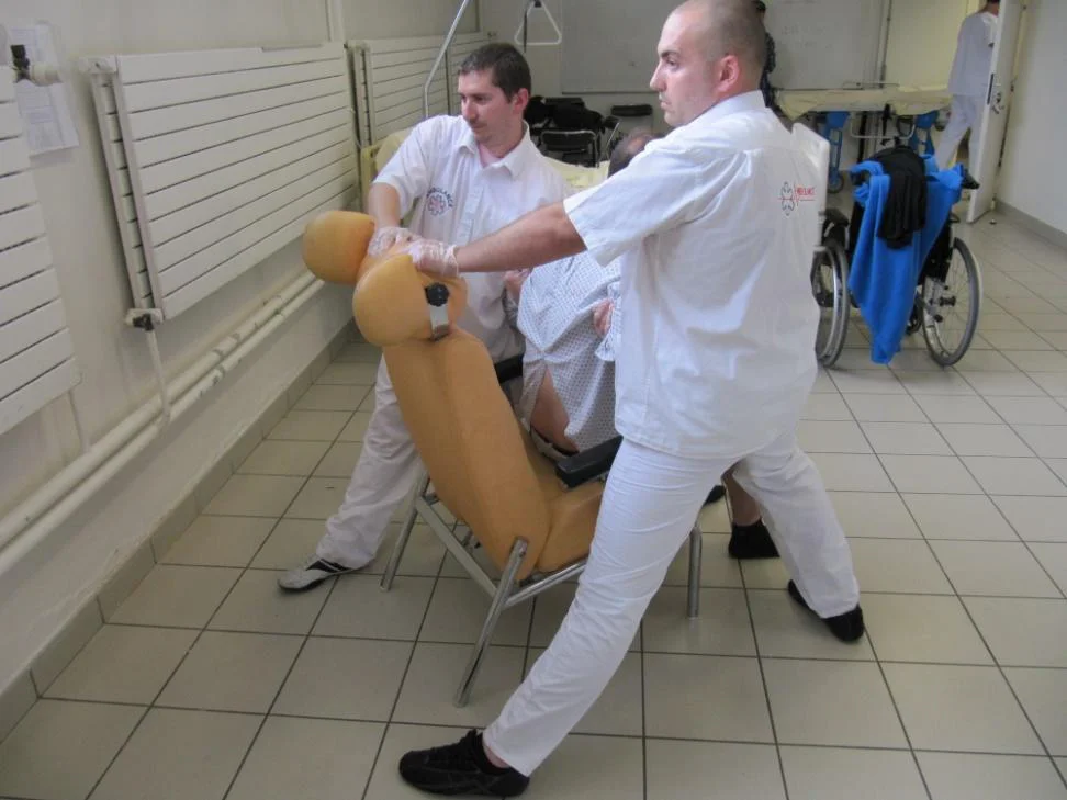 Rehaussement au fauteuil avec la fente latérale 5 Rehaussement au fauteuil avec la fente latérale en fente latérale-3