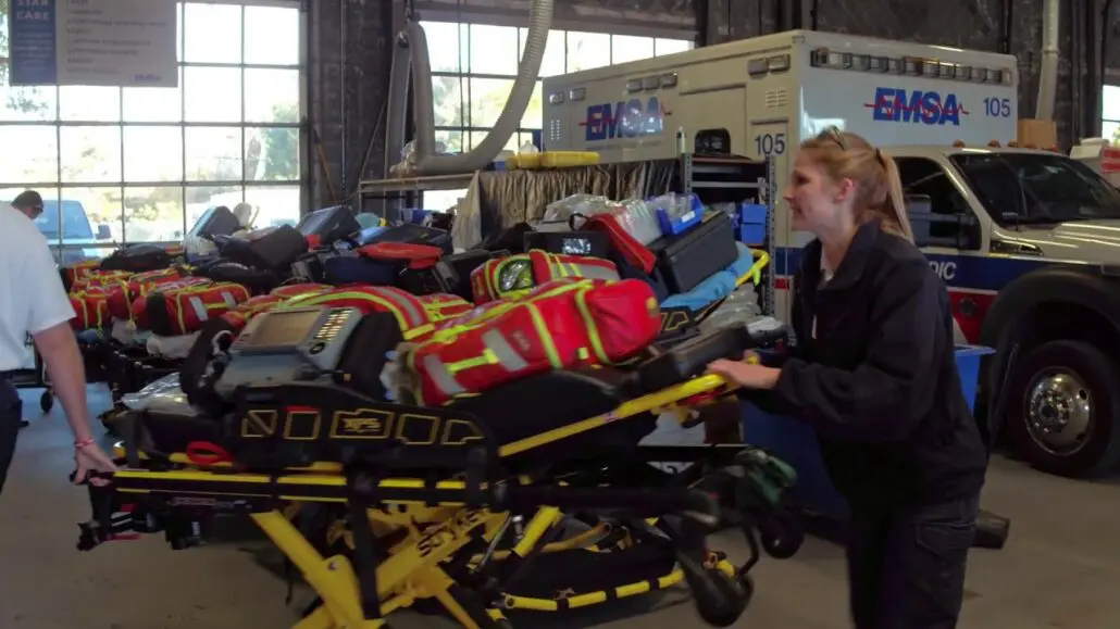 auxiliaire-ambulancier-brancard-stryker-ambulancier-le-site